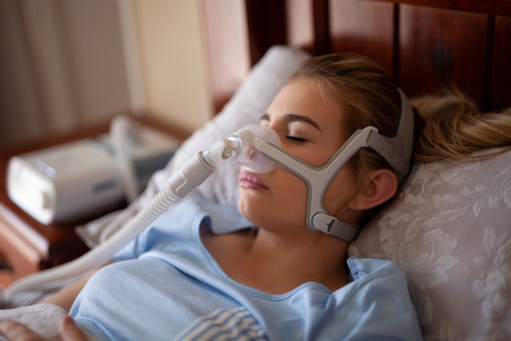 Paciente usando máscara de CPAP para apneia do sono